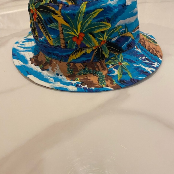 R13 printed bucket hat fits small - Picture 2 of 4